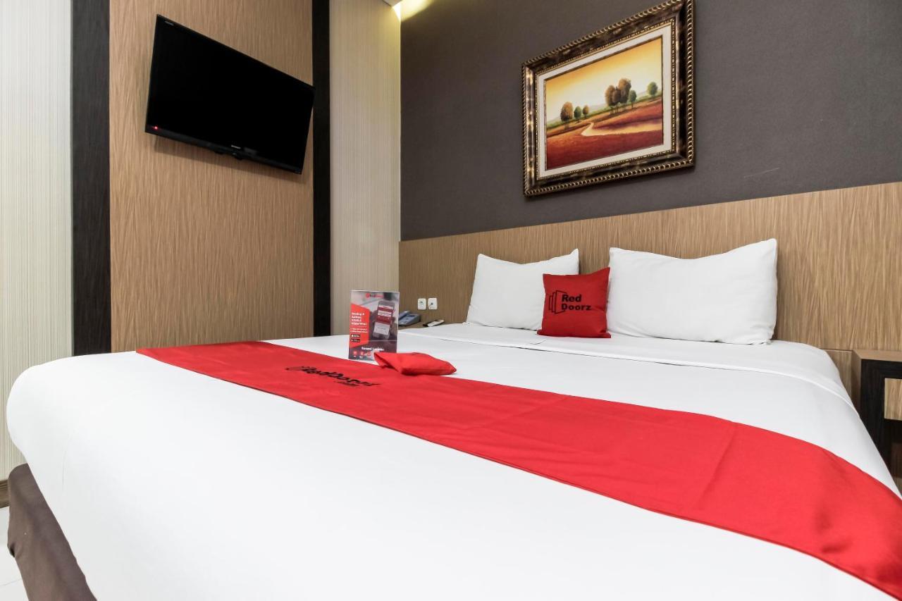 Reddoorz Plus @ Tuparev Cirebon Hotel Екстериор снимка