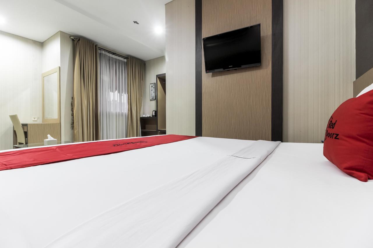 Reddoorz Plus @ Tuparev Cirebon Hotel Екстериор снимка