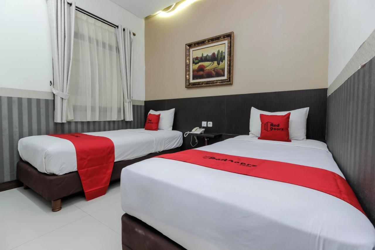 Reddoorz Plus @ Tuparev Cirebon Hotel Екстериор снимка